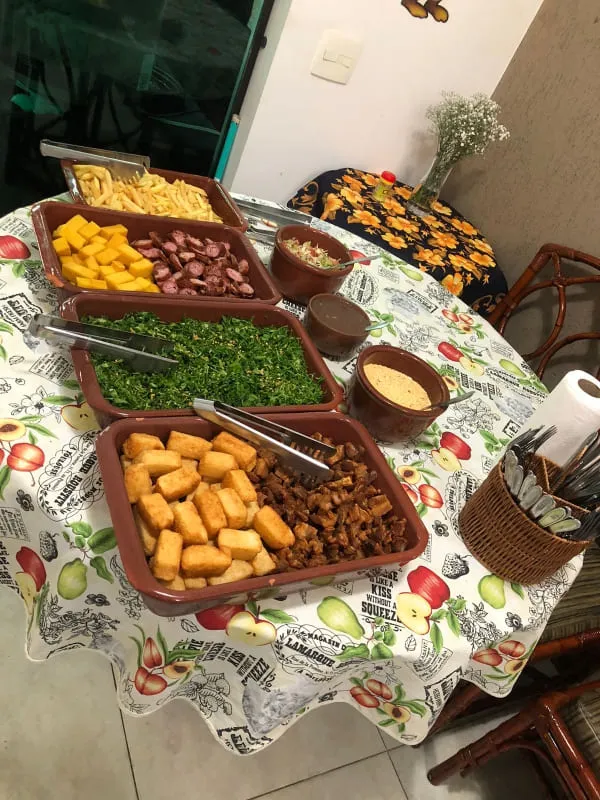 Acompanhamentos do buffet de feijoada: couve, farofa, torresmo e arroz