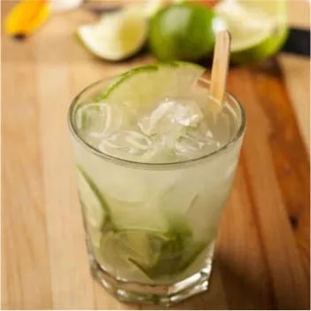 Caipirinha artesanal servida no buffet de feijoada Buffet de feijoada SP