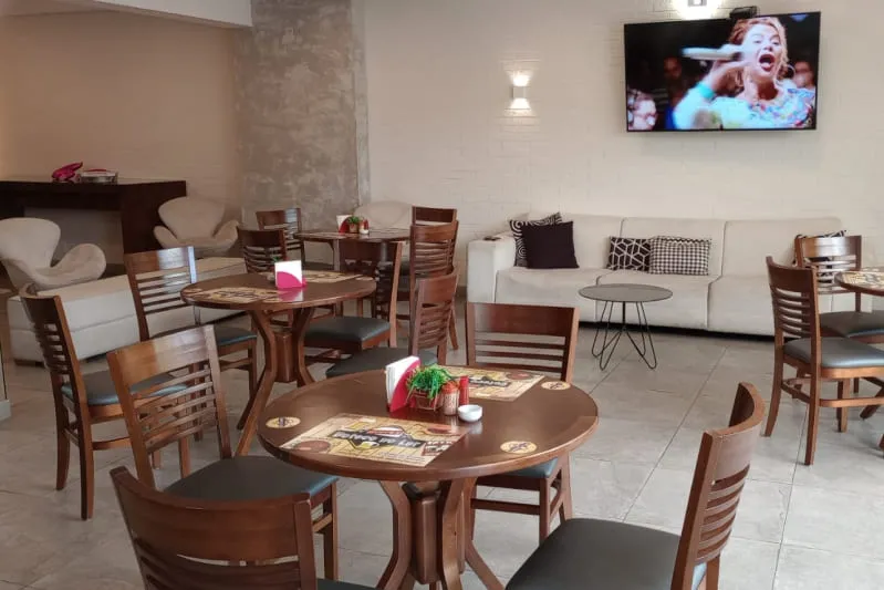 Mesa de buffet de feijoada completa montada para evento em São Paulo