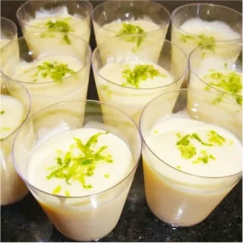 Sobremesas servidas no buffet de feijoada Buffet de feijoada SP, mousse e doces brasileiros